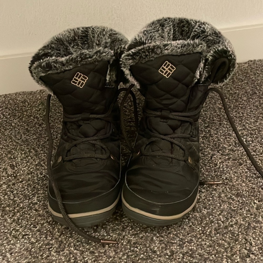 Practically new Columbia Omni short boots!